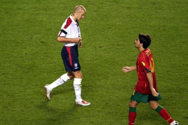 David Beckham (England, li.) geht nach seinem Fehlschuß vom Elfmeterpunkt enttäuscht an Deco (Portugal) vorbei Fußball EM Herren Euro 2004, Europameisterschaft, Länderspiel, Nationalmannschaft, Nationalteam, Viertelfinale Gruppe Lissabon Enttäuschung,