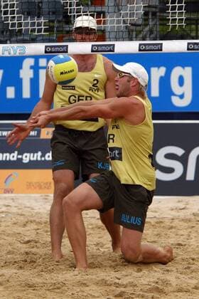 Julius Brink (re.) - Ballannahme; daneben Kjell Schneider (beide Deutschland) Beachvolleyball Herren Swatch FIVB World Tour 2004, Grand Slam, Worldtour, Beach, Vdig Gruppe Schlossplatz, Schloßplatz Berlin Dynamik,