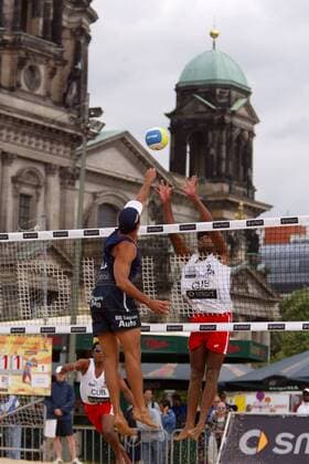 Franco Jose Vieira Neto (Brasilien, li.) schmettert gegen den Block von Juan Miguel Rosell (Kuba) Beachvolleyball Herren Swatch FIVB World Tour 2004, Grand Slam, Worldtour, Beach, Vdig Gruppe Schlossplatz, Schloßplatz Berlin Dynamik,