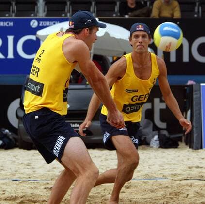 Christoph Dieckmann (li.) - Ballannahme; daneben Andreas Scheuerpflug (beide Deutschland) Beachvolleyball Herren Swatch FIVB World Tour 2004, Grand Slam, Worldtour, Beach, Vdig Gruppe Schlossplatz, Schloßplatz Berlin Dynamik,