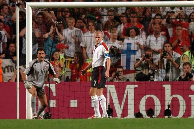 David Beckham (England, re.) schaut nach seinem Fehlschuß ungläubig zurück zum Elfmeterpunkt, Torwart Ricardo (Portugal) kann es egal sein Fußball EM Herren Euro 2004, Europameisterschaft, Länderspiel, Nationalmannschaft, Nationalteam, Viertelfinale Gruppe Ungläubigkeit Lissabon Enttäuschung,