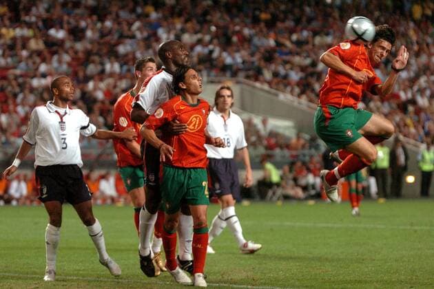 Helder Postiga (re.) trifft per Kopfball zum 1:1, daneben beobachten Nuno Gomes (beide Portugal, 2.v.re.), Sol Campbell (3.v.re.) und Ashley Cole (beide England, li.) das Geschehen Fußball EM Herren Euro 2004, Europameisterschaft, Länderspiel, Nationalmannschaft, Nationalteam, Viertelfinale Gruppe Lissabon Dynamik,