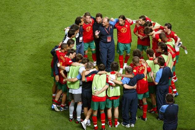 Nationaltrainer Luiz Felipe Scolari (Portugal) schwört sein Team auf die bevorstehende Verlängerung ein Fußball EM Herren Euro 2004, Europameisterschaft, Länderspiel, Nationalmannschaft, Nationalteam, Viertelfinale Totale Lissabon Harmonie Kameradschaft  
