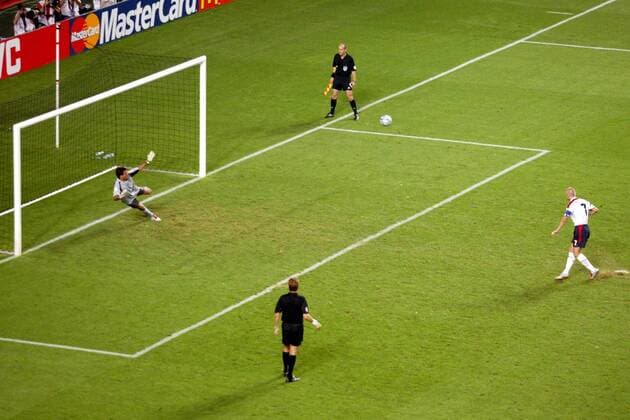 David Beckham (England) verschießt den Elfmeter gegen Torwart Ricardo (Portugal) Fußball EM Herren Euro 2004, Europameisterschaft, Länderspiel, Nationalmannschaft, Nationalteam, Viertelfinale Totale Lissabon, Turnierhighlight  