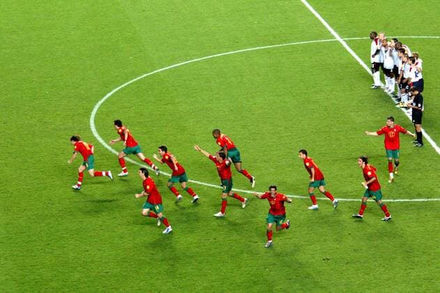 Sieger und Verlierer - die Portugiesischen Spieler stürmen nach dem Elfmeterschießen jubelnd über das Feld, das englische Team dagegen bleibt fassungslos stehen Fußball EM Herren Euro 2004, Europameisterschaft, Länderspiel, Nationalmannschaft, Nationalteam, Viertelfinale Totale Symbol, Feature, Emotionen Lissabon, Aufmacher Freude, Begeisterung,  