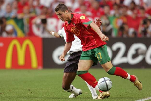 Cristiano Ronaldo (Portugal) setzt sich durch Fußball EM Herren Euro 2004, Europameisterschaft, Länderspiel, Nationalmannschaft, Nationalteam, Viertelfinale Gruppe Lissabon Dynamik, Kampf,