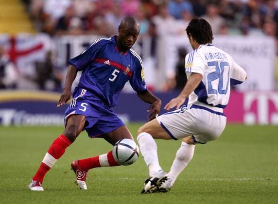 William Gallas (Frankreich, li.) gegen Georgios Karagounis (Griechenland) Fußball EM Herren Euro 2004, Europameisterschaft, Länderspiel, Nationalmannschaft, Nationalteam, Viertelfinale, Vdig Gruppe Lissabon Dynamik,
