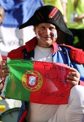 Napoleon lebt (!) und hofft, daß seine Franzosen genau wie er wieder auferstehen und sich zum Finale Portugal gegen Frankreich spielen Fußball EM Herren Euro 2004, Europameisterschaft, Länderspiel, Nationalmannschaft, Nationalteam, Viertelfinale, Vdig Einzelbild Lissabon