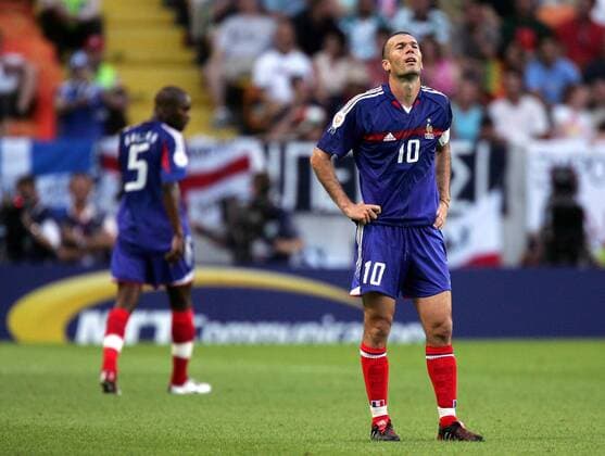 Zinedine Zidane (Frankreich) enttäuscht Fußball EM Herren Euro 2004, Europameisterschaft, Länderspiel, Nationalmannschaft, Nationalteam, Viertelfinale, Vdig Einzelbild Lissabon Erschöpfung, Enttäuschung,