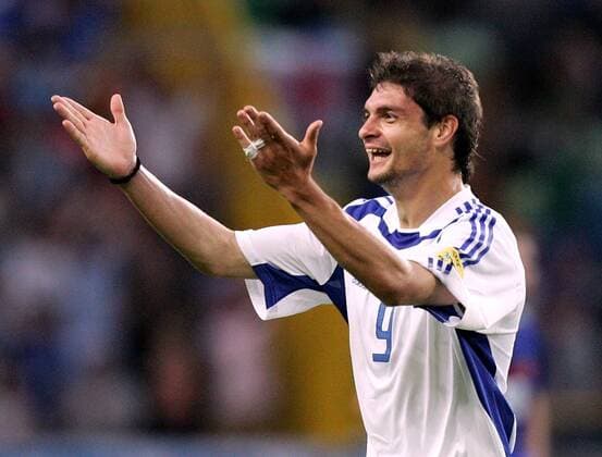 Angelos Charisteas (Griechenland) schenkt den Griechen den Sieg Fußball EM Herren Euro 2004, Europameisterschaft, Länderspiel, Nationalmannschaft, Nationalteam, Viertelfinale, Vdig Einzelbild Lissabon Glück Freude,