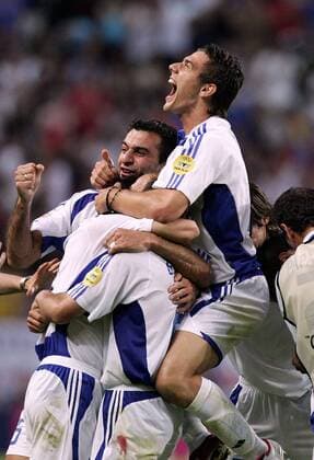 Torjubel Griechenland mit Konstantinos Katsouranis Fußball EM Herren Euro 2004, Europameisterschaft, Länderspiel, Nationalmannschaft, Nationalteam, Viertelfinale, Vdig Gruppe Lissabon Glück, Begeisterung, Freude,