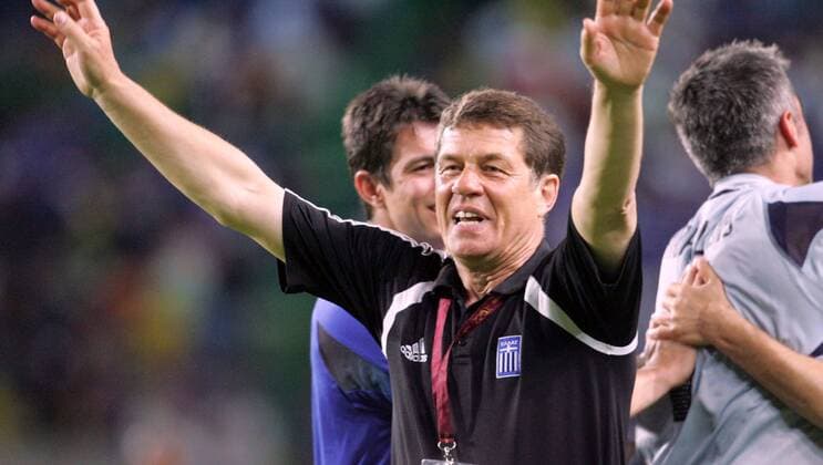 Nationaltrainer Otto Rehhagel (Griechenland) bejubelt den Halbfinaleinzug seines Teams Fußball EM Herren Euro 2004, Europameisterschaft, Länderspiel, Nationalmannschaft, Nationalteam, Viertelfinale, Einzelbild Lissabon Begeisterung, Freude,