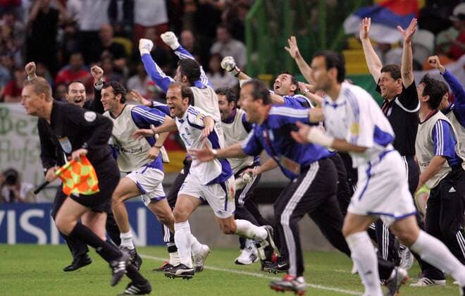 Nationaltrainer Otto Rehhagel (Griechenland, re.) folgt seinem jubelnden Team nach dem Viertelfinalsieg auf den Platz Fußball EM Herren Euro 2004, Europameisterschaft, Länderspiel, Nationalmannschaft, Nationalteam, Viertelfinale, Totale Lissabon Begeisterung, Freude,