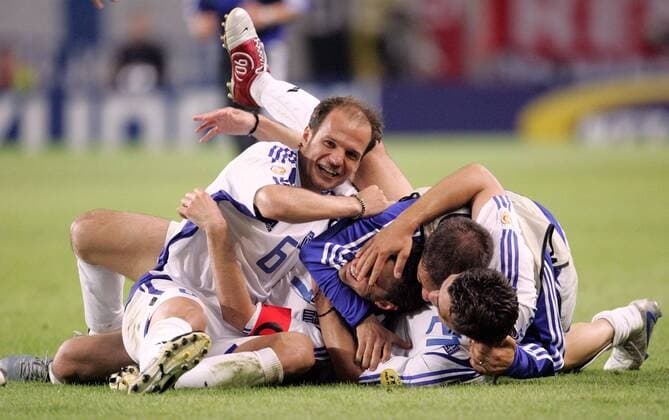 Angelos Basinas (Griechenland, li.) feiert mit seinem Team nach Abpfiff der Partie den 1:0-Viertelfinalsieg Fußball EM Herren Euro 2004, Europameisterschaft, Länderspiel, Nationalmannschaft, Nationalteam, Viertelfinale, Gruppe Lissabon Begeisterung, Freude,