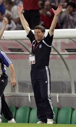 Das Spiel ist aus: Nationaltrainer Otto Rehhagel (Griechenland) bejubelt den Halbfinaleinzug seines Teams Fußball EM Herren Euro 2004, Europameisterschaft, Länderspiel, Nationalmannschaft, Nationalteam, Viertelfinale Einzelbild Lissabon Freude, Begeisterung,