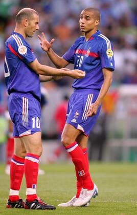 Unstimmigkeiten zwischen Zinedine Zidane (li.) und David Trezeguet (beide Frankreich) Fußball EM Herren Euro 2004, Europameisterschaft, Länderspiel, Nationalmannschaft, Nationalteam, Viertelfinale, Gruppe Lissabon