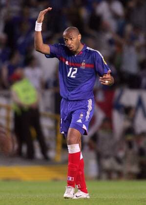 Thierry Henry (Frankreich) gibt Anweisungen Fußball EM Herren Euro 2004, Europameisterschaft, Länderspiel, Nationalmannschaft, Nationalteam, Viertelfinale, Einzelbild Lissabon