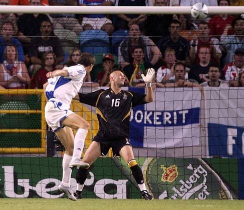 Torwart Fabien Barthez (Frankreich) machtlos, Angelos Charisteas platziert den Kopfball ins rechte obere Eck und trifft zum 1:0 Fußball EM Herren Euro 2004, Europameisterschaft, Länderspiel, Nationalmannschaft, Nationalteam, Viertelfinale Gruppe Lissabon Dynamik,
