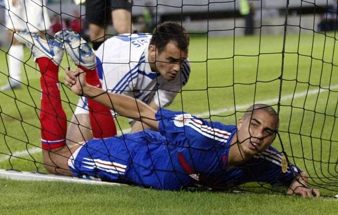 David Trezeguet (Frankreich) hat sich im Tornetz verfangen, hi. Kapsis (Griechenland) Fußball EM Herren Euro 2004, Europameisterschaft, Länderspiel, Nationalmannschaft, Nationalteam, Viertelfinale Gruppe Lissabon