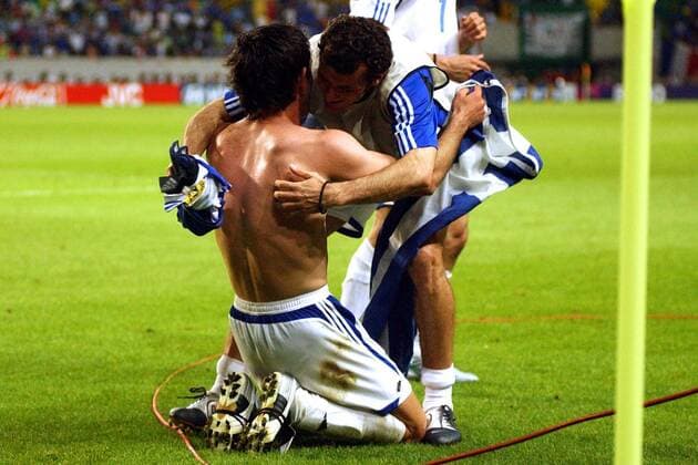 Georgios Karagounis (Griechenland, li.) jubelt mit einem Mitspieler über den Halbfinaleinzug Fußball EM Herren Euro 2004, Europameisterschaft, Länderspiel, Nationalmannschaft, Nationalteam, Viertelfinale, Vdig Gruppe Lissabon Freude, Begeisterung,