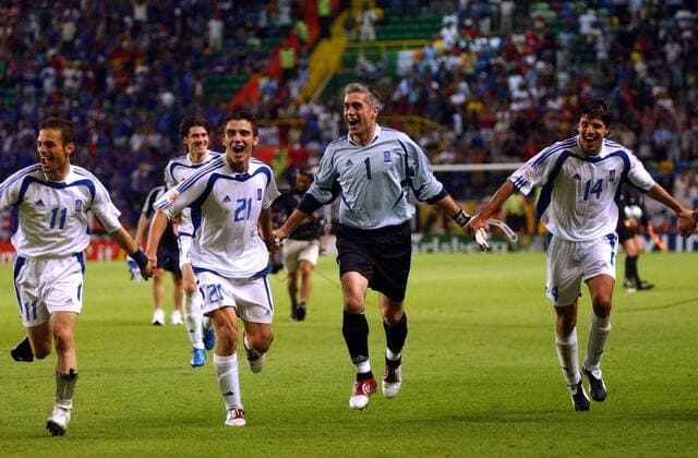 Griechenland jubelt über den Halbfinaleinzug, v.li.: Themistoklis Nikolaidis, Konstantinos Katsouranis, Torwart Antonios Nikopolidis, Panagiotis Fyssas Fußball EM Herren Euro 2004, Europameisterschaft, Länderspiel, Nationalmannschaft, Nationalteam, Viertelfinale, Vdig Gruppe Lissabon Freude, Begeisterung,