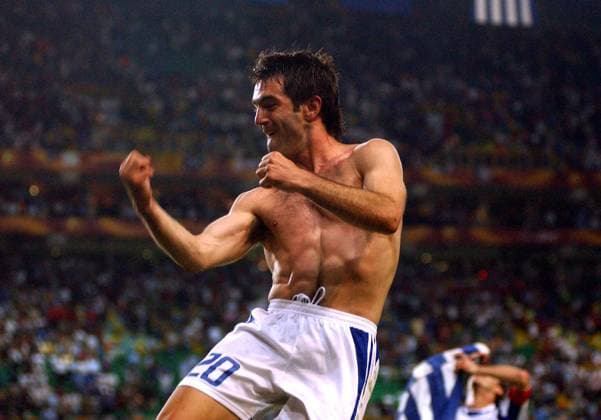 Georgios Karagounis (Griechenland) jubelt über den Halbfinaleinzug Fußball EM Herren Euro 2004, Europameisterschaft, Länderspiel, Nationalmannschaft, Nationalteam, Viertelfinale, Vdig Einzelbild Lissabon Freude, Begeisterung,