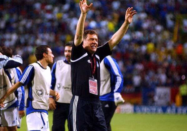 Nationaltrainer Otto Rehhagel (Griechenland) jubelt über den Halbfinaleinzug und bedankt sich bei den Anhängern Fußball EM Herren Euro 2004, Europameisterschaft, Länderspiel, Nationalmannschaft, Nationalteam, Viertelfinale, Vdig Gruppe Lissabon Freude,