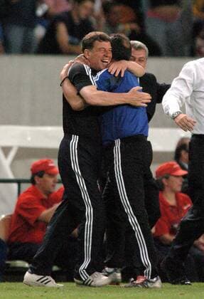Nationaltrainer Otto Rehhagel (li.) und Co-Trainer Ioannis Topalidis (beide Griechenland) jubeln über den Halbfinaleinzug Fußball EM Herren Euro 2004, Europameisterschaft, Länderspiel, Nationalmannschaft, Nationalteam, Viertelfinale, Vdig Gruppe Lissabon Freude, Begeisterung,