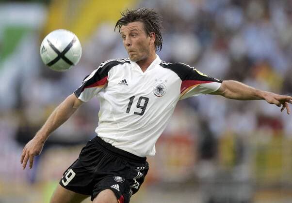 Bernd Schneider (Deutschland) wie hypnotisiert vom Ball Fußball EM Herren Euro 2004, Europameisterschaft, Länderspiel, Nationalmannschaft, Nationalteam, Gruppe D Einzelbild Lissabon