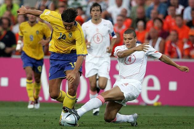 Zlatan Ibrahimovic (Schweden, li.) gegen Wilfred Bouma (Niederlande) Fußball EM Herren Euro 2004, Europameisterschaft, Länderspiel, Nationalmannschaft, Nationalteam, Viertelfinale, Gruppe Faro-Loule Dynamik, Kampf,