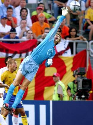 Torwart Edwin van der Sar (Niederlande) streckt sich nach dem Ball Fußball EM Herren Euro 2004, Europameisterschaft, Länderspiel, Nationalmannschaft, Nationalteam, Viertelfinale Einzelbild Faro Dynamik, Abwehr, Höhe,