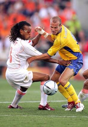 Edgar Davids (Niederlande, li.) bittet Fredrik Ljungberg (Schweden) zum Tanz Fußball EM Herren Euro 2004, Europameisterschaft, Länderspiel, Nationalmannschaft, Nationalteam, Viertelfinale Gruppe Faro Dynamik, Kampf,