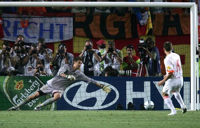 Arjen Robben (Niederlande, re.) verwandelt den entscheidenden Elfmeter gegen Torwart Andreas Isaksson (Schweden) vor den Kameras der Fotografen Fußball EM Herren Euro 2004, Europameisterschaft, Länderspiel, Nationalmannschaft, Nationalteam, Viertelfinale, Totale Faro-Loule Dynamik, Spannung