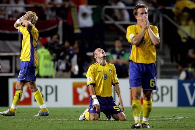 Fredrik Ljungberg (Mitte), Christian Wilhelmsson (li.) und Linderoth (alle Schweden) verzweifelt nach dem Aus im Elfmeterschießen Fußball EM Herren Euro 2004, Europameisterschaft, Länderspiel, Nationalmannschaft, Nationalteam, Viertelfinale Gruppe Faro Enttäuschung, Verzweiflung,