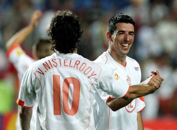 Roy Makaay (re.) und Ruud van Nistelrooy (beide Niederlande) feiern den Viertelfinalsieg Fußball EM Herren Euro 2004, Europameisterschaft, Länderspiel, Nationalmannschaft, Nationalteam, Viertelfinale, Gruppe Faro-Loule Freude,