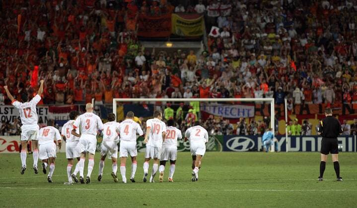 Vorfreude: langsam beginnen die holländischen Spieler an ein siegreiches Elfmeterschießen zu glauben Fußball EM Herren Euro 2004, Europameisterschaft, Länderspiel, Nationalmannschaft, Nationalteam, Viertelfinale Totale warten, beobachten, Mittellinie, Aufstellung Faro Freude