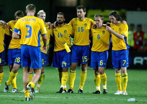 Das schwedische Team mit (v.re.) Mikael Nilsson, Tobias Linderoth, Andreas Jakobsson und Alexander Östlund empfängt den Unglücksschützen Mellberg nach seinem vergebenen Elfmeter Fußball EM Herren Euro 2004, Europameisterschaft, Länderspiel, Nationalmannschaft, Nationalteam, Viertelfinale, Gruppe Faro-Loule Enttäuschung,