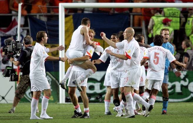 Schlussjubel Niederlande - v.li.: van der Meyde, Robben, Bosvelt und Stam feiern den Viertelfinalsieg Fußball EM Herren Euro 2004, Europameisterschaft, Länderspiel, Nationalmannschaft, Nationalteam, Viertelfinale Gruppe Faro Freude, Begeisterung,