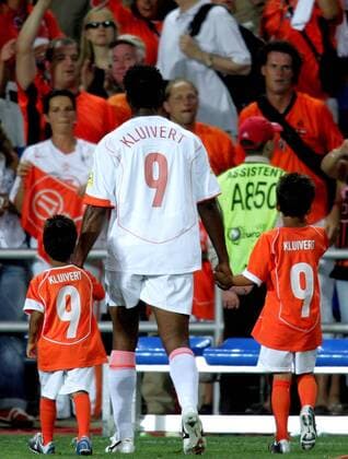 Dreimal Kluivert - Patrick Kluivert (Niederlande) feiert mit seinen Söhnen Quincy Owen (re.) und Justin den Viertelfinalsieg Fußball EM Herren Euro 2004, Europameisterschaft, Länderspiel, Nationalmannschaft, Nationalteam, Viertelfinale Gruppe Faro