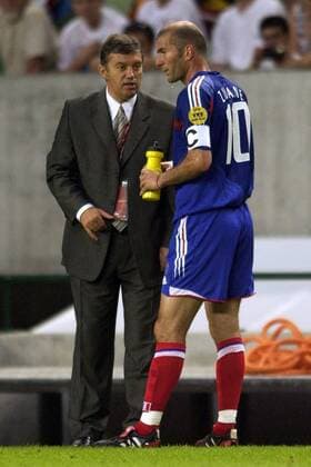 Nationaltrainer Jacques Santini (li.) gibt Zinedine Zidane (beide Frankreich) Anweisungen Fußball EM Herren Euro 2004, Europameisterschaft, Länderspiel, Nationalmannschaft, Nationalteam, Viertelfinale, Vdig Gruppe Lissabon