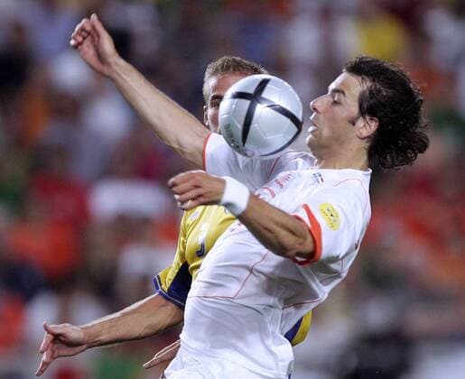 Ruud van Nistelrooy (vorn, Niederlande) - Ballannahme unter Bedrängnis von Mellberg (Schweden) Fußball EM Herren Euro 2004, Europameisterschaft, Länderspiel, Nationalmannschaft, Nationalteam, Viertelfinale, Vdig Gruppe Faro-Loule Dynamik,