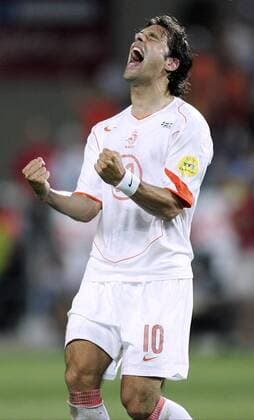 Ruud van Nistelrooy (Niederlande) - Schlußjubel Fußball EM Herren Euro 2004, Europameisterschaft, Länderspiel, Nationalmannschaft, Nationalteam, Viertelfinale, Vdig Einzelbild Faro-Loule Glück Freude, Begeisterung,
