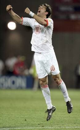 Ruud van Nistelrooy (Niederlande) - Freudensprung Fußball EM Herren Euro 2004, Europameisterschaft, Länderspiel, Nationalmannschaft, Nationalteam, Viertelfinale, Vdig Einzelbild Faro-Loule Glück Freude, Begeisterung,