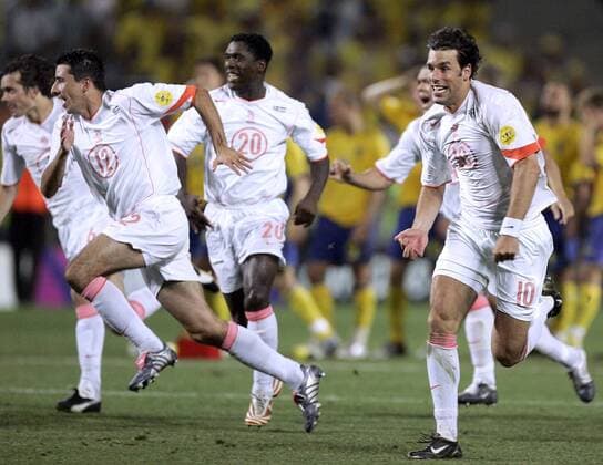 Geschafft! - Ruud van Nistelrooy (re.) und Roy Makaay (beide Niederlande) losgelöst ob des entscheidenden Treffers Fußball EM Herren Euro 2004, Europameisterschaft, Länderspiel, Nationalmannschaft, Nationalteam, Viertelfinale, Vdig Gruppe Faro-Loule Glück Freude, Begeisterung,