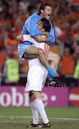Torwart Ronald Waterreus (oben) und Ruud van Nistelrooy (Niederlande) - Schlußjubel Fußball EM Herren Euro 2004, Europameisterschaft, Länderspiel, Nationalmannschaft, Nationalteam, Viertelfinale, Vdig Gruppe Faro-Loule Glück Freude, Begeisterung,