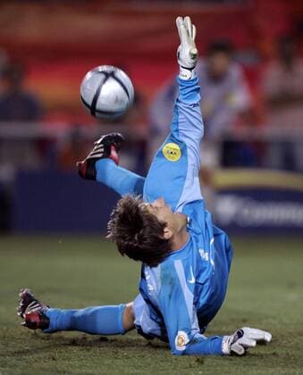 Elfmeterschießen - Torwart Edwin van Sar (Niederlande) verfehlt den Ball nur knapp Fußball EM Herren Euro 2004, Europameisterschaft, Länderspiel, Nationalmannschaft, Nationalteam, Viertelfinale, Vdig Einzelbild Faro-Loule Dynamik, Abwehr,