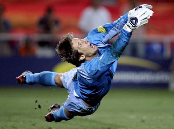 Elfmeterschießen - Torwart Edwin van Sar (Niederlande) macht sich lang Fußball EM Herren Euro 2004, Europameisterschaft, Länderspiel, Nationalmannschaft, Nationalteam, Viertelfinale, Vdig Einzelbild Faro-Loule Dynamik, Abwehr,