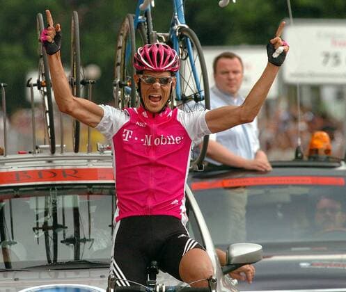 Sieger Andreas Klöden (Deutschland T Mobile) jubelt über den Gewinn der Deutschen Meisterschaft Radsport LM Herren Deutsche Meisterschaft 2004, Landesmeisterschaft, DM, Straßenmeisterschaft, Straßenradsport, Straße Einzelbild Freiburg Freude, Begeisterung,