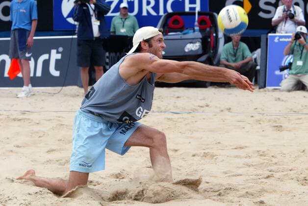 Markus Dieckmann (Deutschland) - Ballannahme Beachvolleyball Herren Swatch FIVB World Tour 2004, Grand Slam, Worldtour, Beach, Finale, Endspiel, Vdig Einzelbild Schloßplatz, Schlossplatz Berlin Dynamik,
