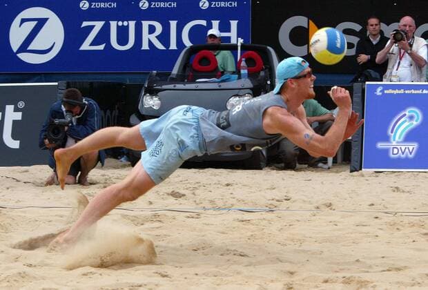 Jonas Reckermann (Deutschland) - Hechtbagger Beachvolleyball Herren Swatch FIVB World Tour 2004, Grand Slam, Worldtour, Beach, Finale, Endspiel, Vdig Einzelbild Schloßplatz, Schlossplatz Berlin Dynamik,